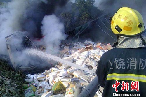 8月1日6時(shí)左右，滬昆高速上饒段一貨車側(cè)翻著火，駕駛室燒成空殼。圖為現(xiàn)場(chǎng)一片狼藉，貨物散落一地。吳兵章 攝