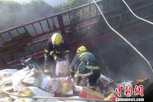 8月1日6時(shí)左右，滬昆高速上饒段一貨車側(cè)翻著火，駕駛室燒成空殼。圖為消防官兵清理現(xiàn)場(chǎng)。吳兵章 攝